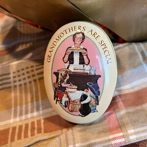 Avon Vintage 1983 Grandmothers are Special Soap and Tin Collectible